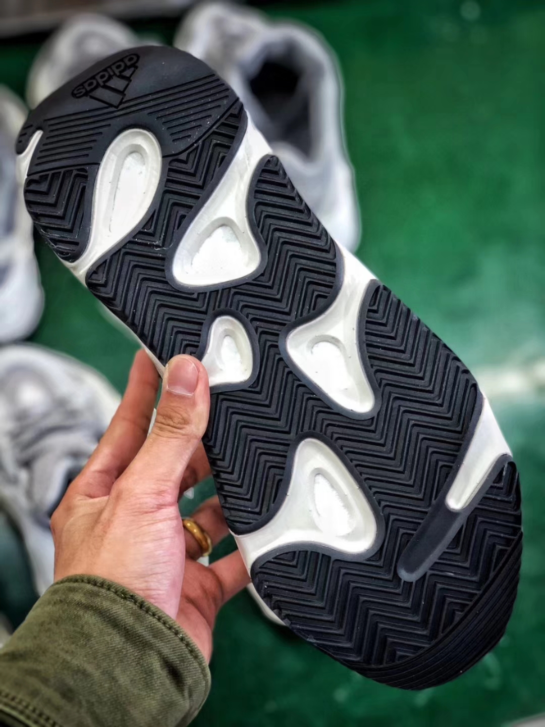 yeezy 700 v2 static rep