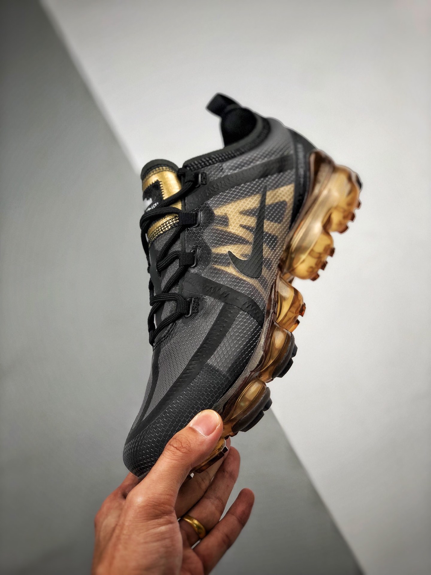 nike vapormax 2019 black gold